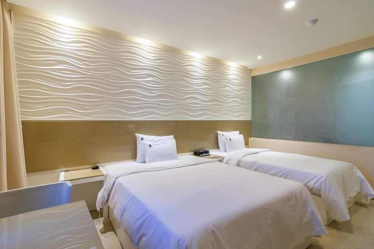 Royal Deluxe Twin Room | Desk, free WiFi