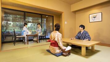 Quarto superior, para não fumantes (Japanese Style with Open-air Bath) | Cofres nos quartos, escrivaninha, ferros/tábuas de passar roupa