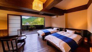 Suite, niet-roken (Tenkuan,JapaneseWestern,Open-air Bath) | Een kluis op de kamer, een bureau, een strijkplank/strijkijzer