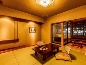 Chambre supérieure, non-fumeur (Japanese Style with Open-air Bath 3P) | 1 chambre, coffre-fort, bureau, fer et planche à repasser