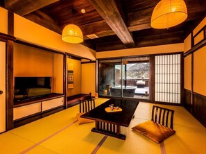 1 habitación, caja de seguridad en la habitación y escritorio 
