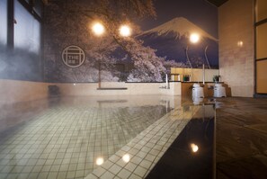 A hot spring bath with a view of Mount Fuji, a tiled floor, and a shelf with bottles. - The Ryokan Tokyo YUGAWARA - Hostel (Yugawara)