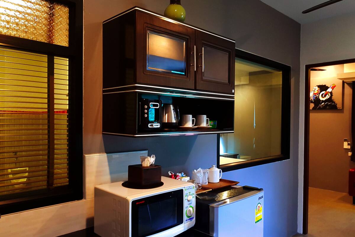 deluxe room, 1 bedroom, kitchenette, sea view | private kitchen | coffee/tea maker, electric kettle