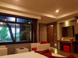 Basic Room | In-room safe, individually decorated, desk, blackout drapes