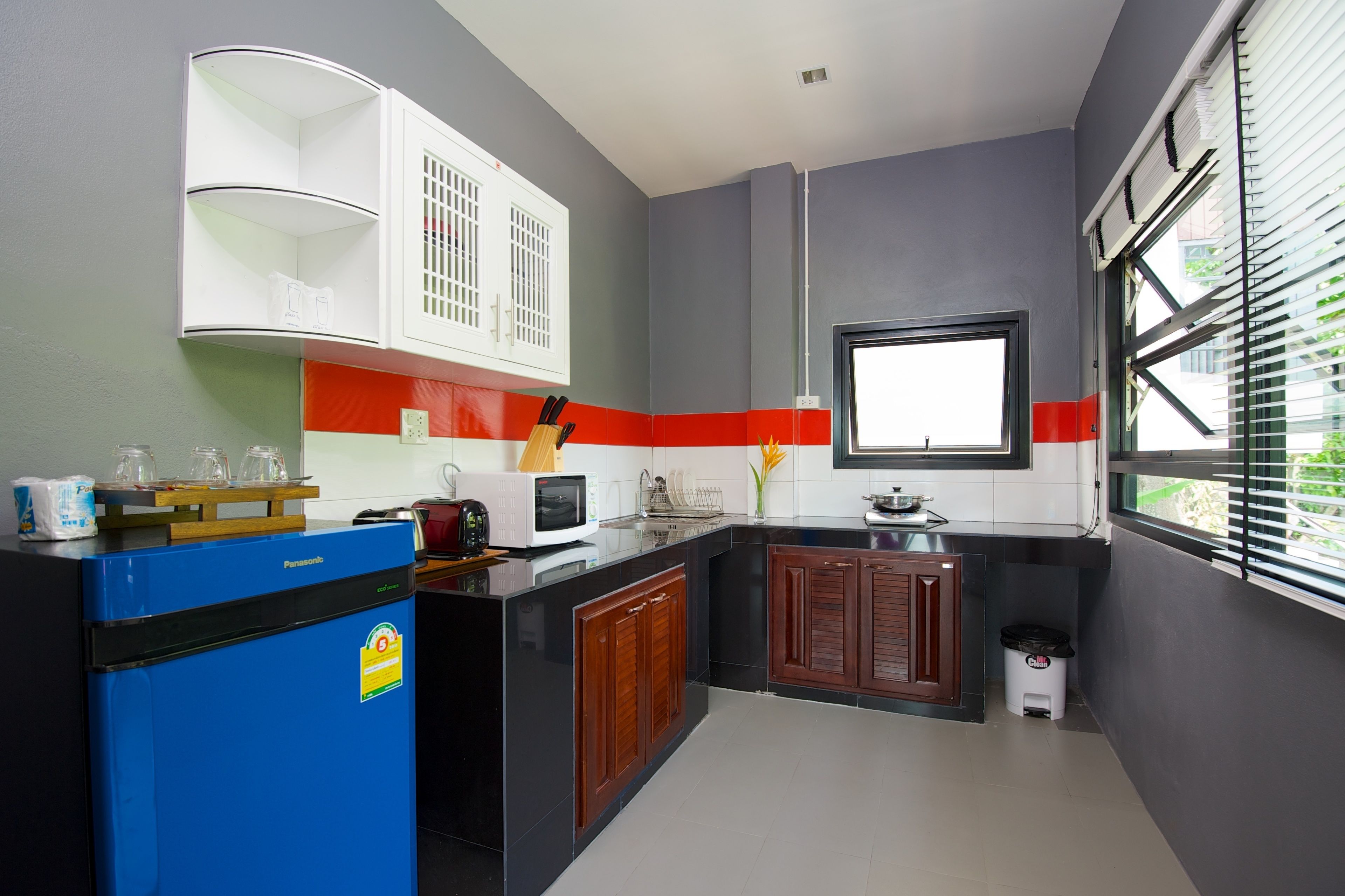 luxury room, kitchenette, sea view | private kitchenette | coffee/tea maker, electric kettle