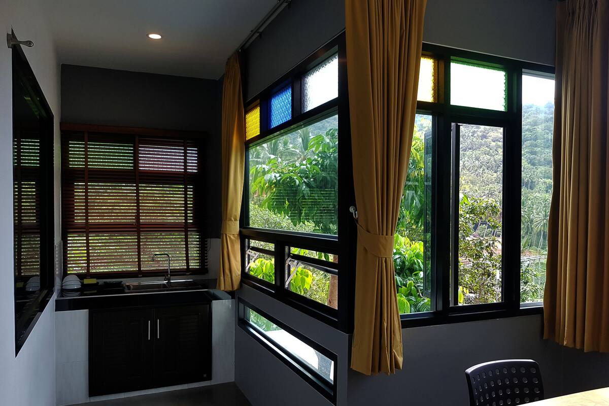 deluxe triple room, 1 bedroom, kitchenette, sea view | private kitchen | coffee/tea maker, electric kettle