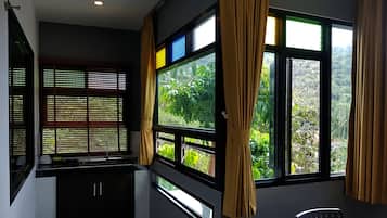 Chambre Triple Deluxe, 1 chambre, coin cuisine, vue mer | Cuisine privée | CafetiÚre/bouilloire, bouilloire électrique