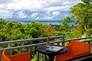 Habitación de lujo, cocineta, vista al mar | Balcón