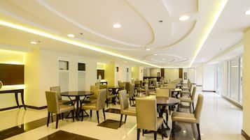 Desayuno continental diario (PHP 250 por persona)