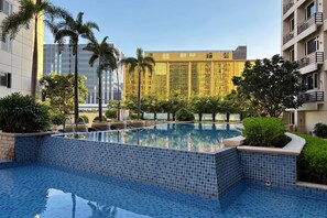 2 outdoor pools