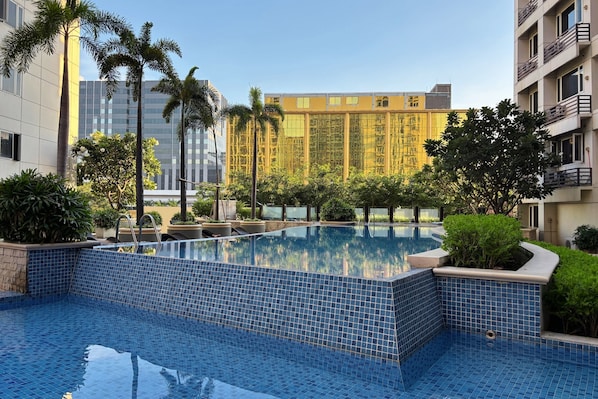 2 outdoor pools - Extremeli Suites (Parañaque)