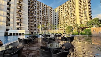 2 outdoor pools