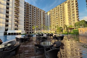 2 outdoor pools