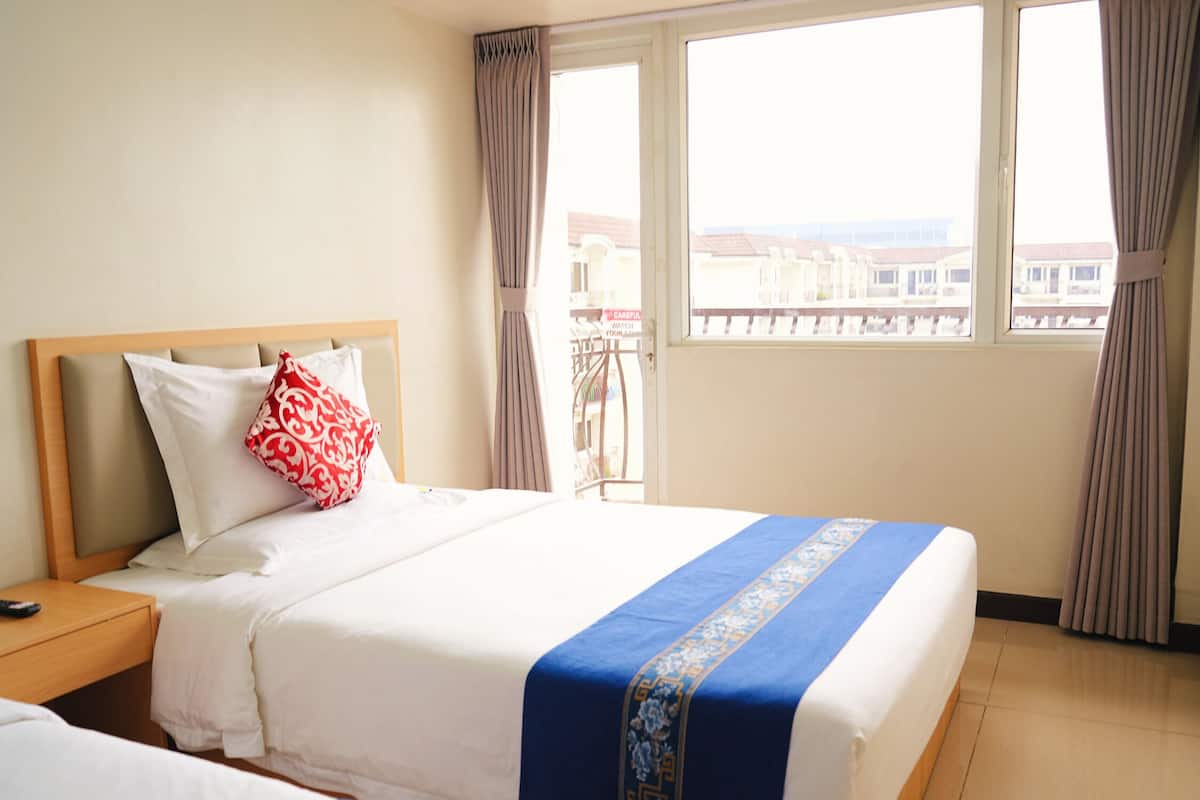 Deluxe Room, Balcony | 1 bedroom, premium bedding, desk, bed sheets