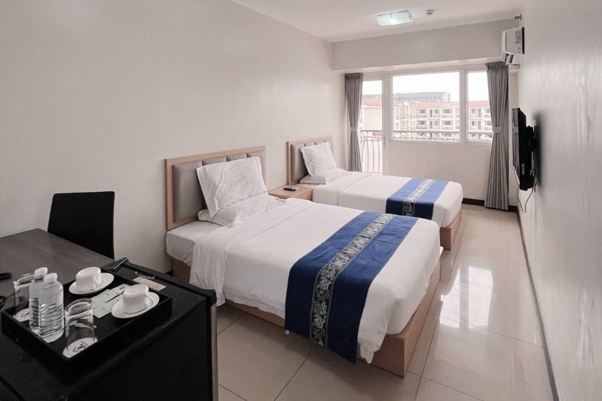 Camera Deluxe, balcone | 1 camera, biancheria da letto di alta qualità, una scrivania, lenzuola