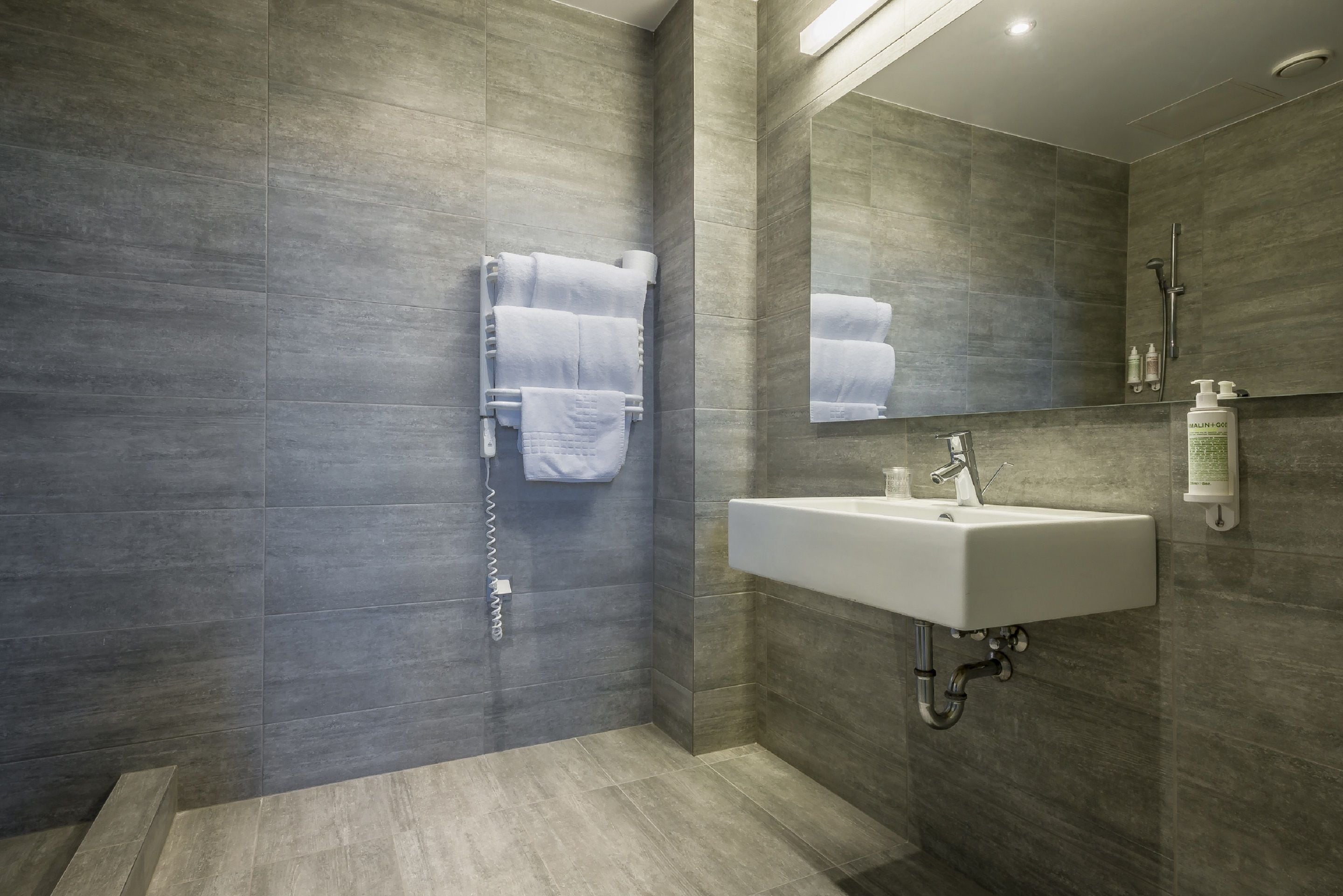 shower, free toiletries, hair dryer, towels