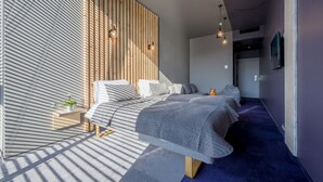 책상, 방음 설비, 다리미/다리미판, 간이 침대