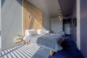 Escritorio, insonorización, tabla de planchar con plancha y camas extra 