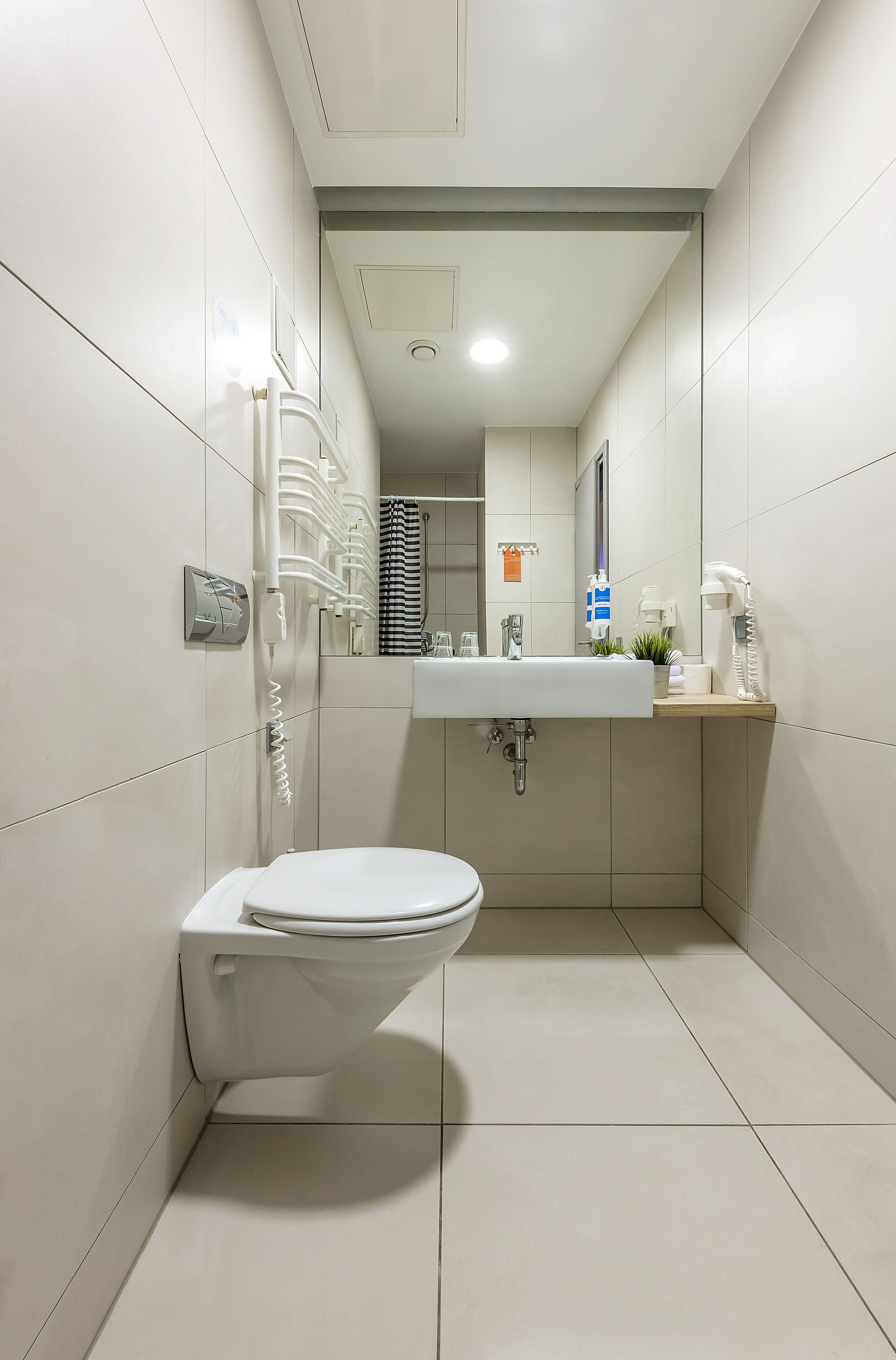 standard twin room | bathroom | shower, free toiletries, hair dryer, towels