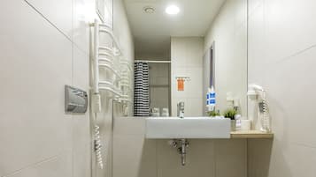 Un bagno moderno con il water, un lavandino e uno specchio.