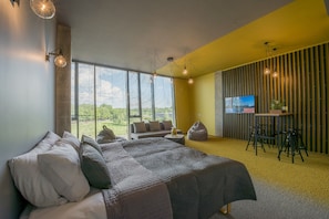 Deluxe Family room | Coin séjour | Télévision à écran plat