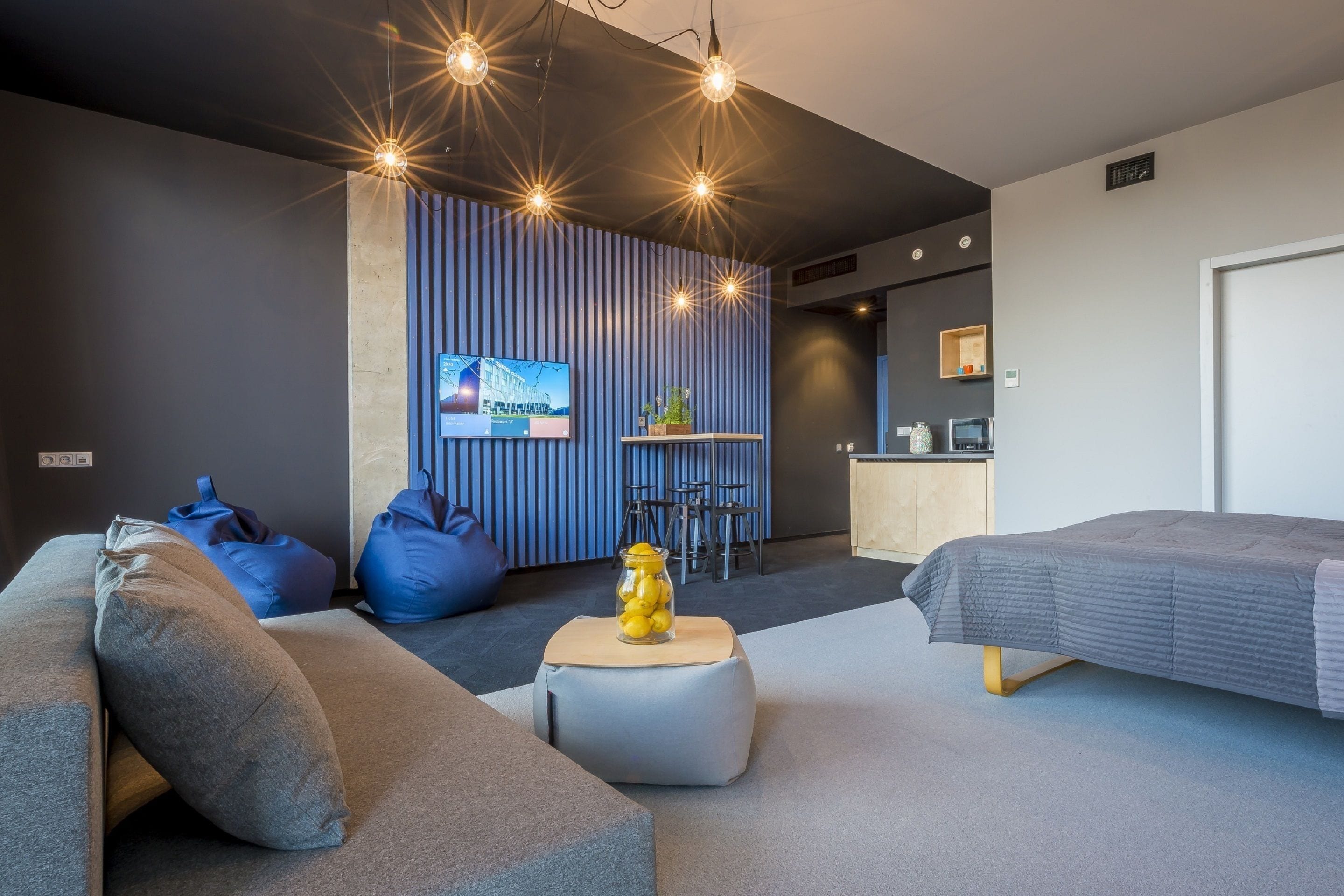 Deluxe Family room | Living area | Flat-screen TV