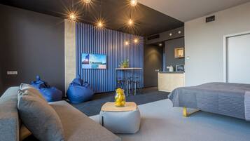 Deluxe Family room | Living area | Flat-screen TV