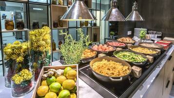 Desayuno buffet diario (EUR 12 por persona)