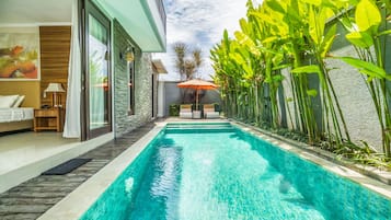 Hồ bơi ngoài trời