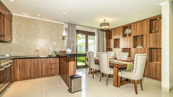 Frigorifero, microonde, piano cottura, macchina per tè/caffè