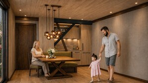 Een moderne keuken met houten kastjes, een eettafel en een hanglamp.