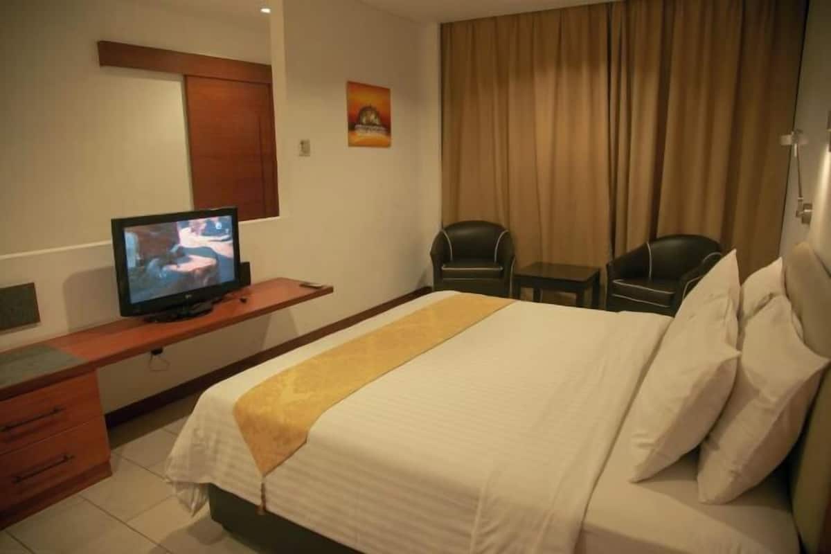 In-room safe, desk, laptop workspace, iron/ironing board