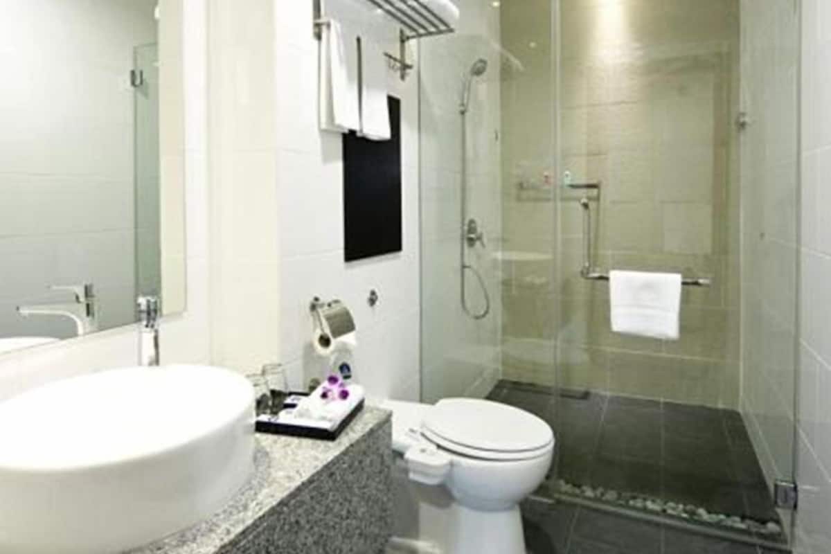 Shower, rainfall showerhead, free toiletries, hair dryer