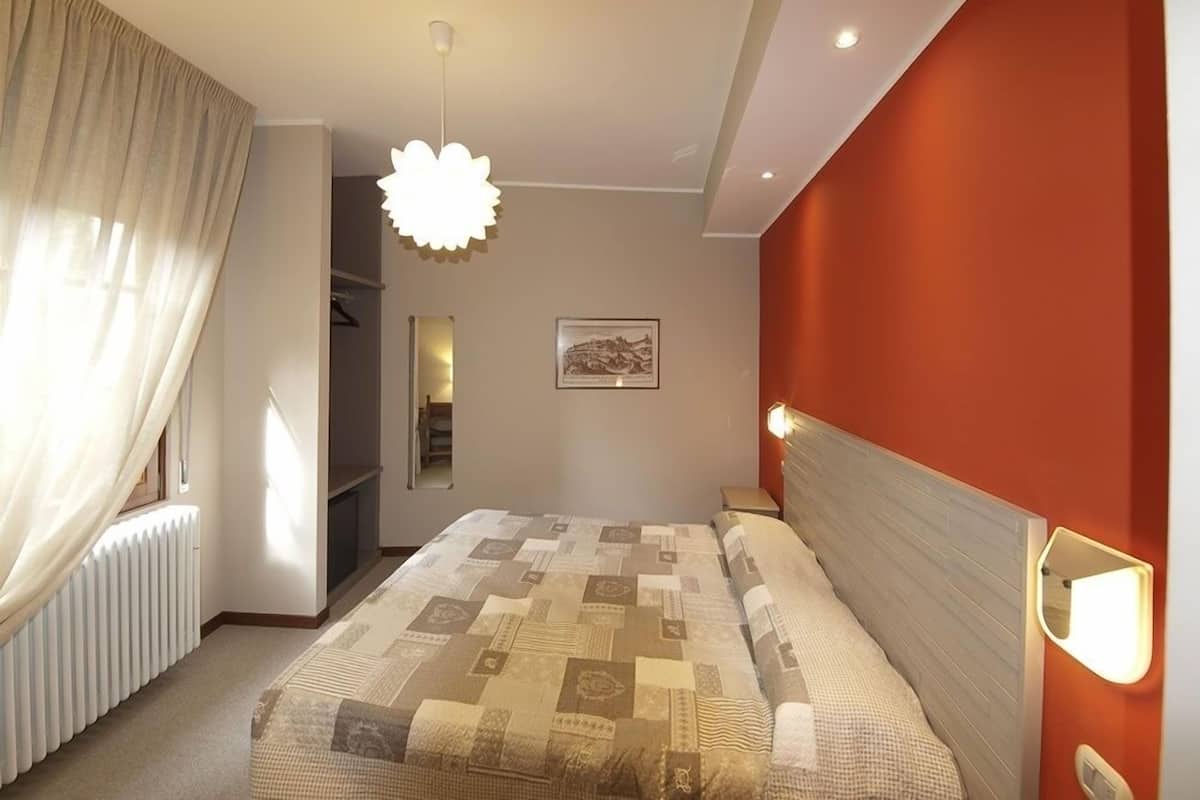 Premium bedding, minibar, desk, free cots/infant beds