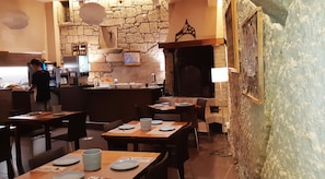 Esmorzar diari d'estil bufet gratuït