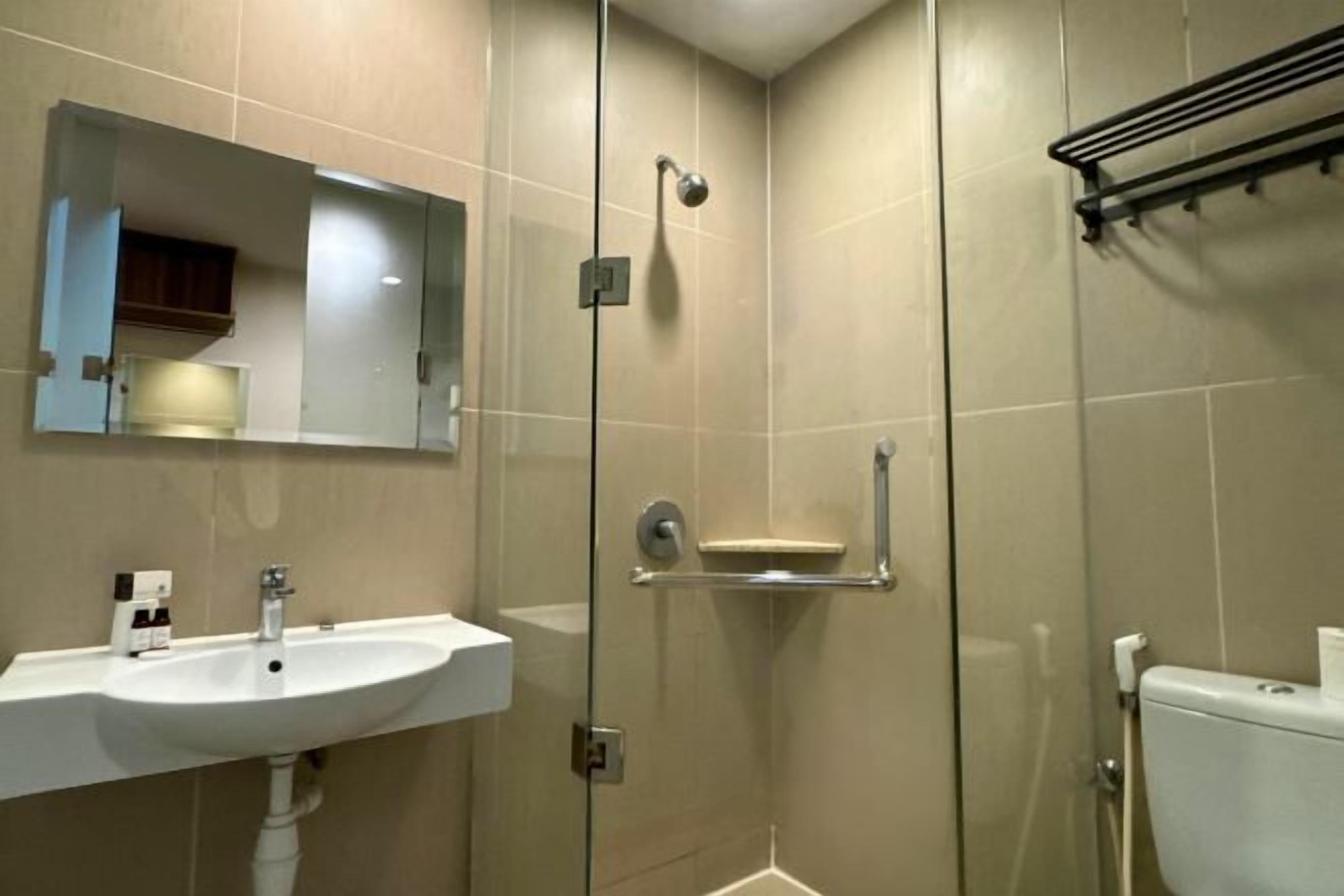 Kylpyhuone | Suihku, ilmaiset hygieniatuotteet, tohvelit, pyyhkeet