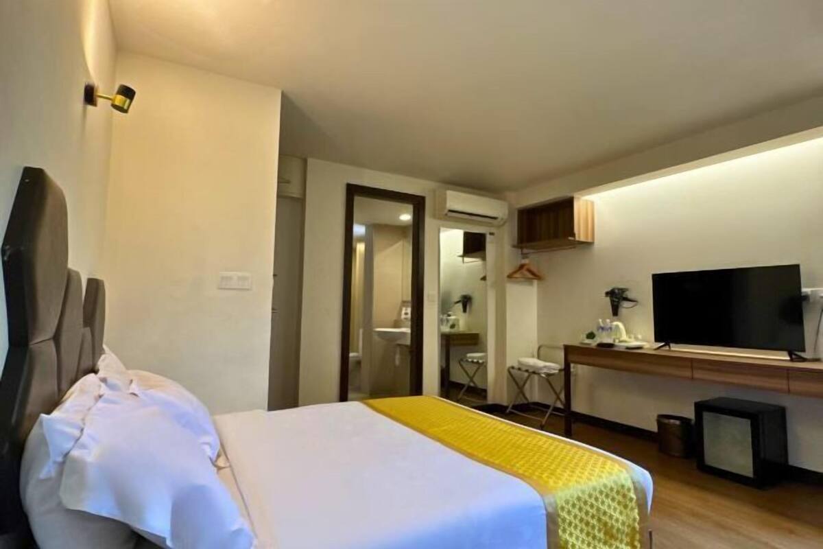 Työpöytä, silitysrauta/-lauta, ilmainen Wi-Fi, vuodevaatteet