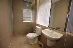 Shower, free toiletries, slippers, towels - Memoire Hornbill Hotel Kuching Sarawak (Kuching)