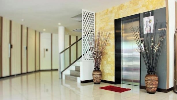 A modern hotel lobby with a polished floor, a staircase, and two decorative vases. - Memoire Hornbill Hotel Kuching Sarawak (Kuching)