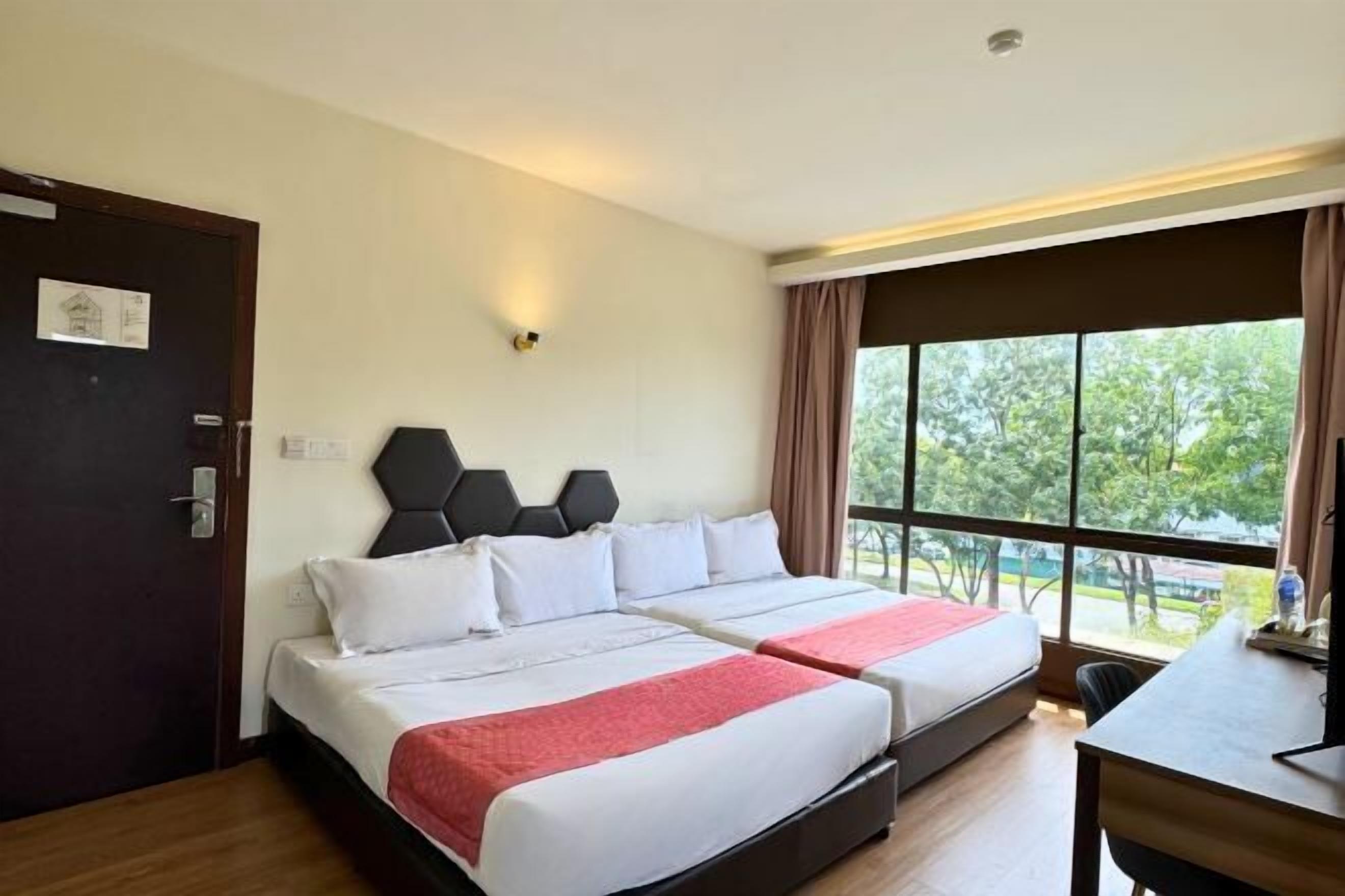 Työpöytä, silitysrauta/-lauta, ilmainen Wi-Fi, vuodevaatteet