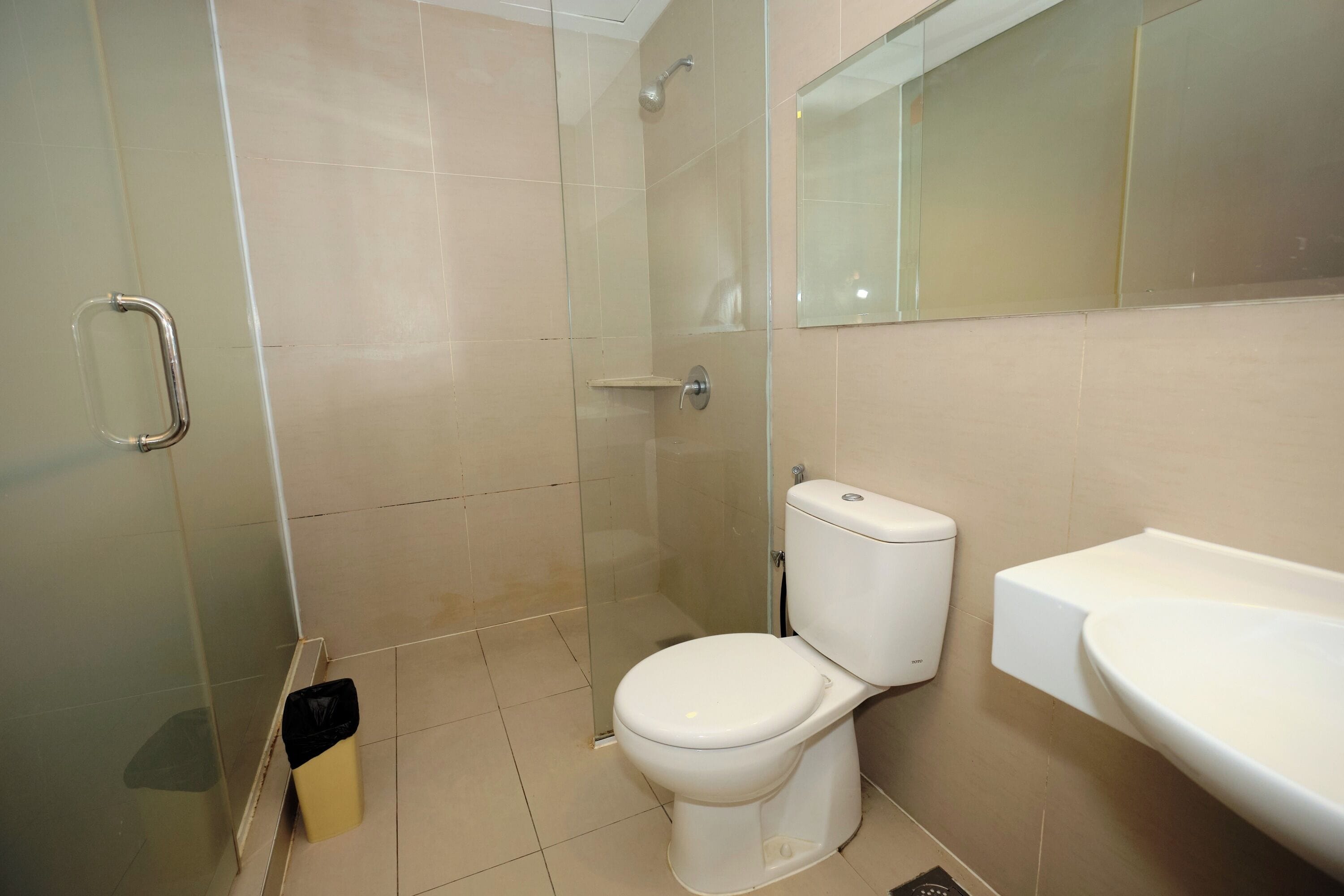 Un bagno con il water, un lavandino e una doccia.