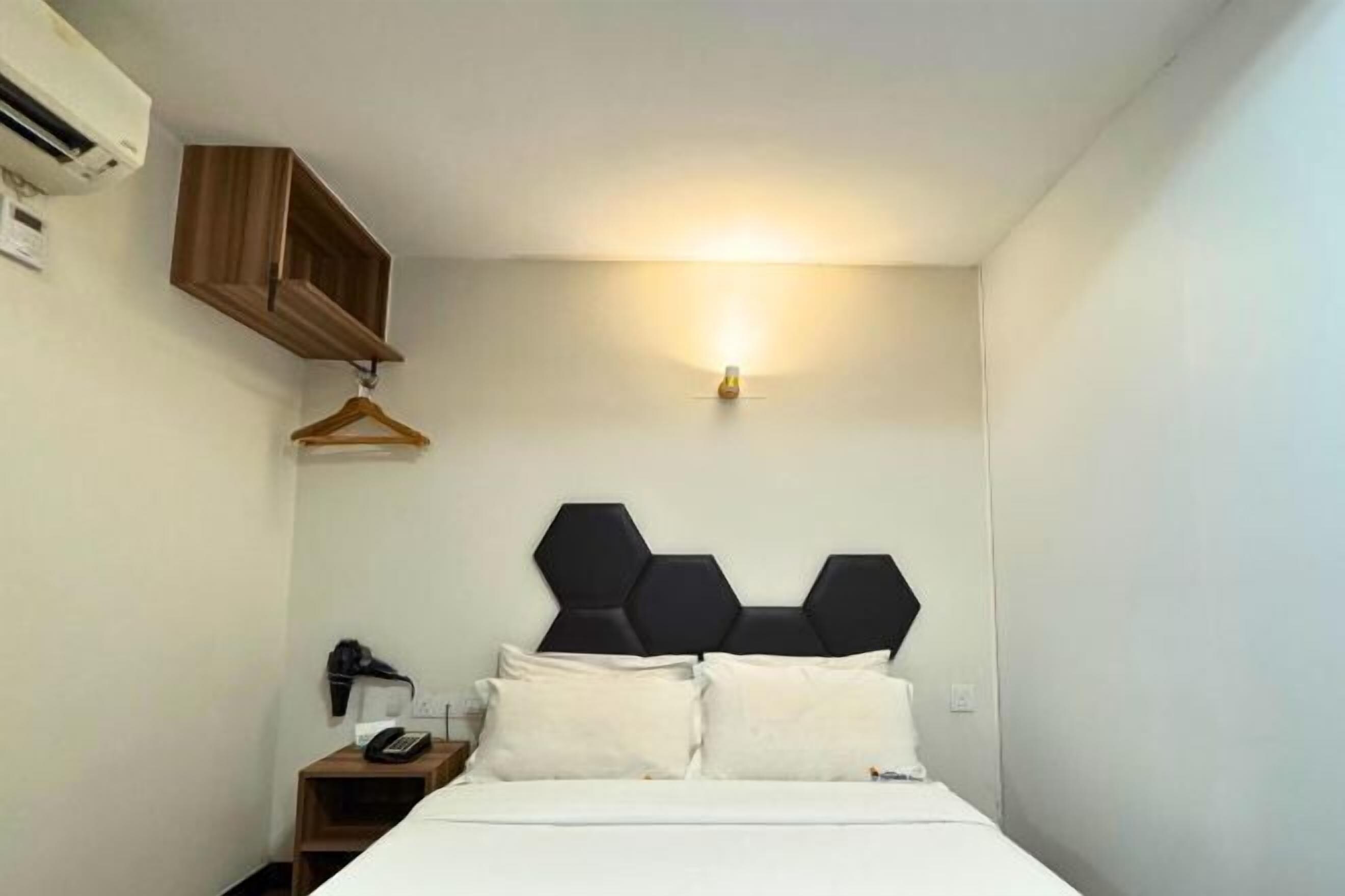 Työpöytä, silitysrauta/-lauta, ilmainen Wi-Fi, vuodevaatteet