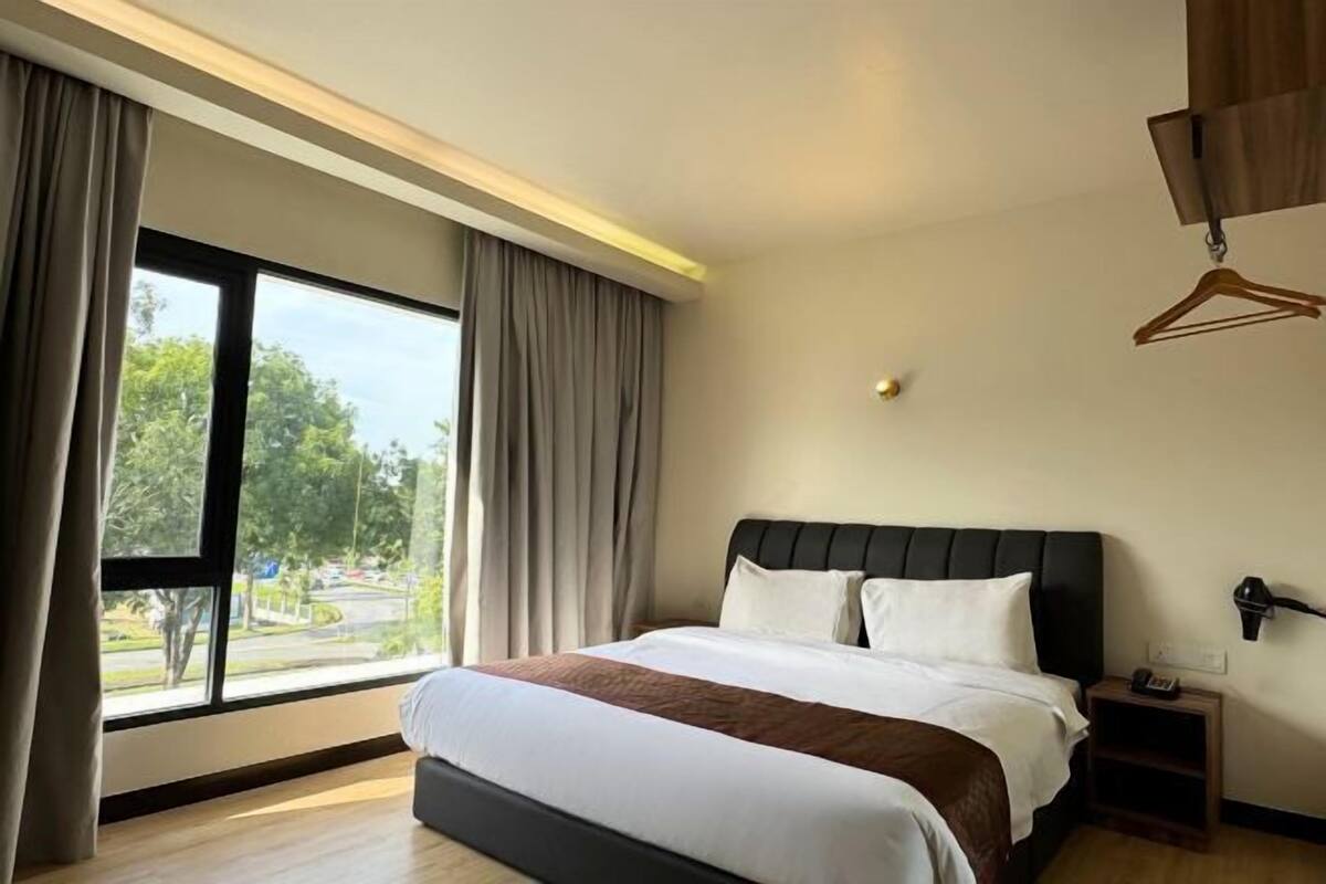 Työpöytä, silitysrauta/-lauta, ilmainen Wi-Fi, vuodevaatteet