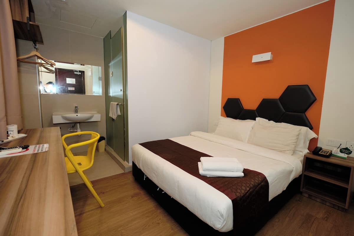 Deluxe Room, 1 Queen Bed | Desk, iron/ironing board (on request), free WiFi, bed sheets