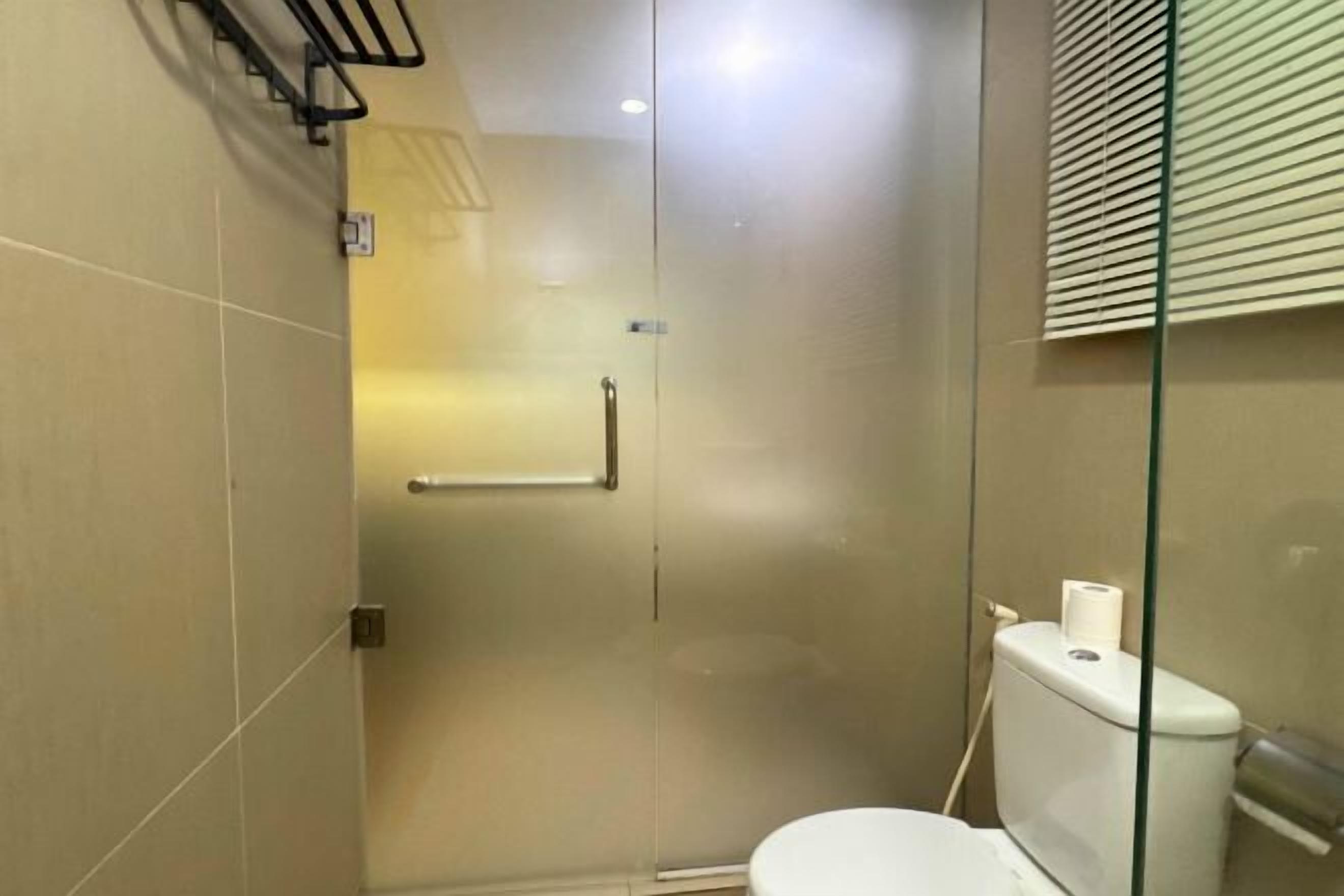 Kylpyhuone | Suihku, ilmaiset hygieniatuotteet, tohvelit, pyyhkeet