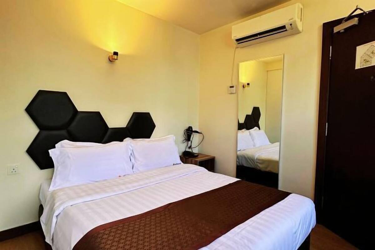 Työpöytä, silitysrauta/-lauta, ilmainen Wi-Fi, vuodevaatteet