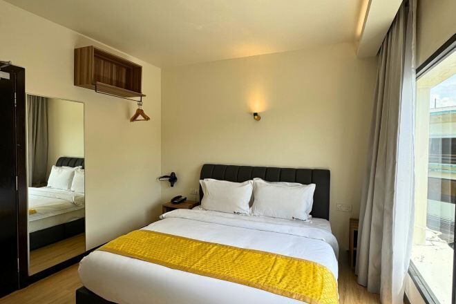 Escritorio, tabla de planchar con plancha, wifi gratis y ropa de cama 