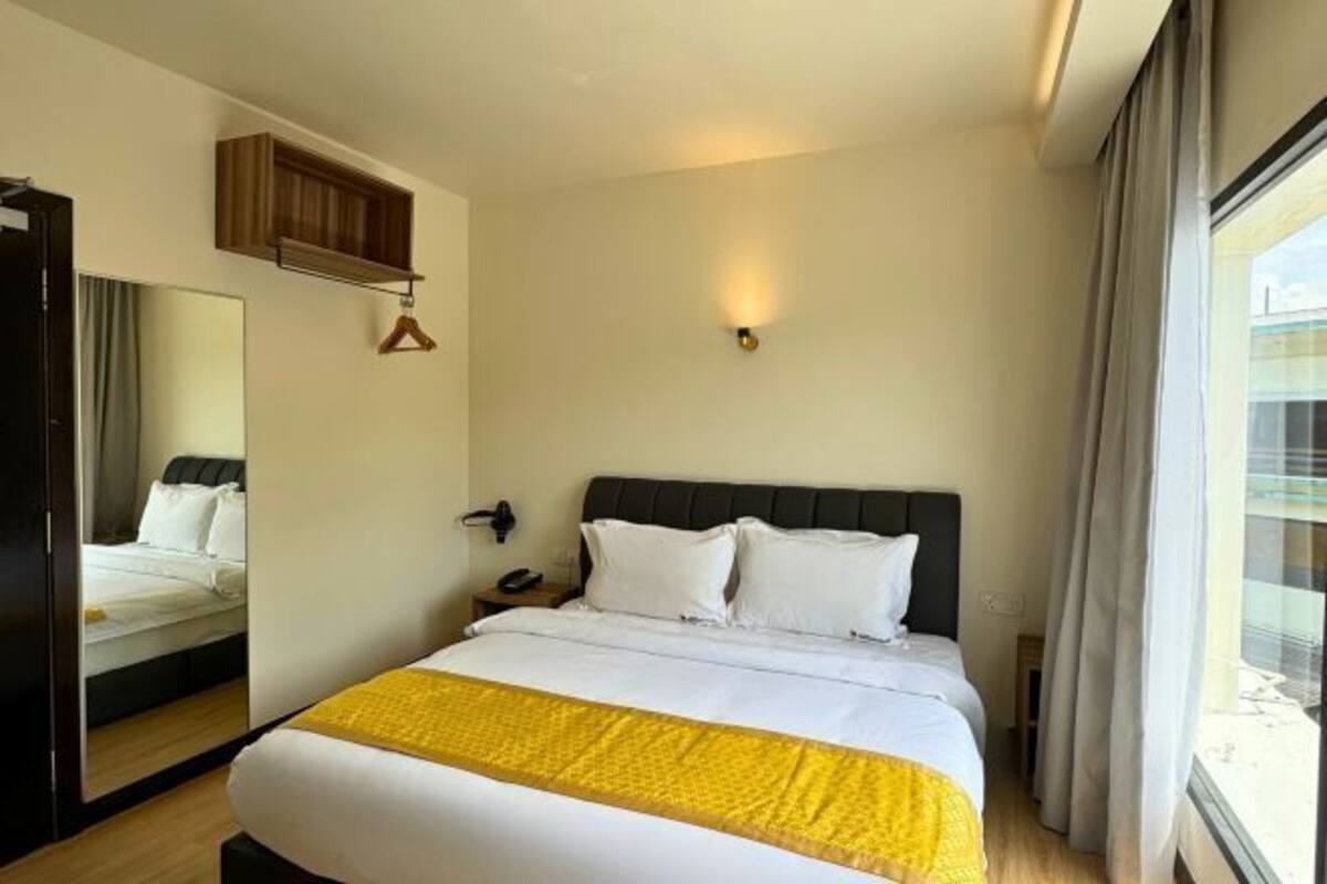 Escritorio, tabla de planchar con plancha, wifi gratis y ropa de cama