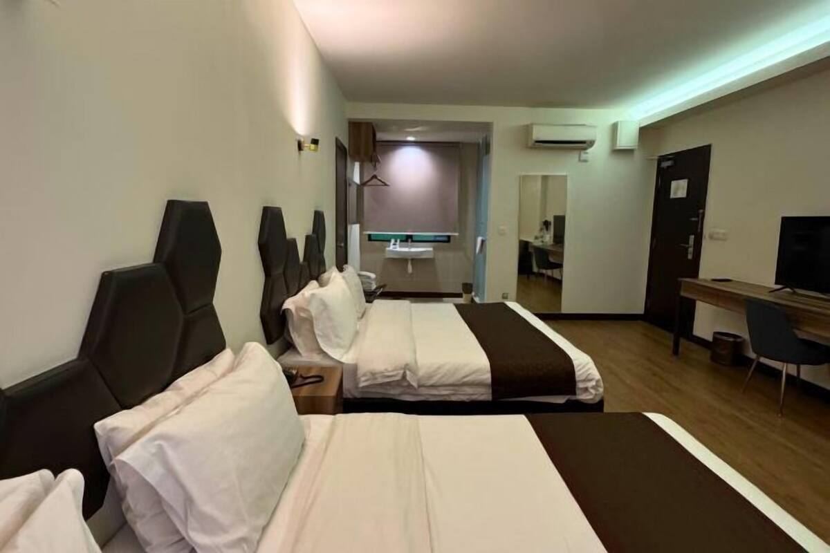 Työpöytä, silitysrauta/-lauta, ilmainen Wi-Fi, vuodevaatteet