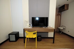 Phòng 2 giường đơn Deluxe, 2 giường đơn (Urban Windown) | Bàn, bàn ủi/dụng cụ ủi quần áo, truy cập Internet không dây miễn phí 